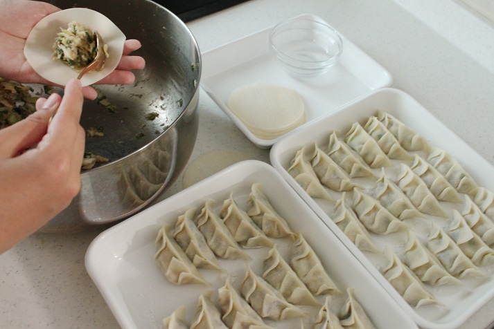 夏の定番！「焼き餃子レシピ」野菜は塩もみなしでジューシーに！