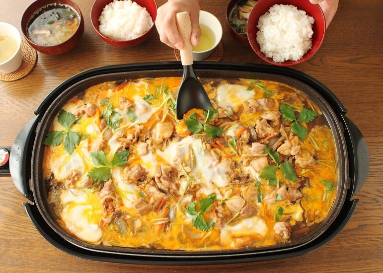 家族で囲む！「ホットプレート親子丼レシピ」保温モードで卵が最適のトロトロに！